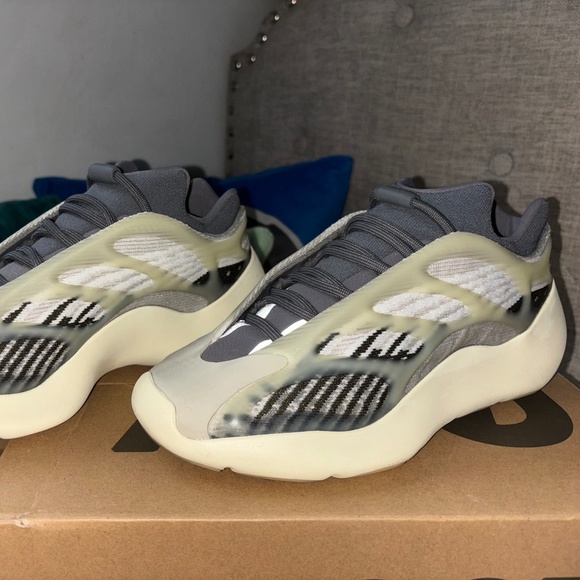 YZY 700 V3